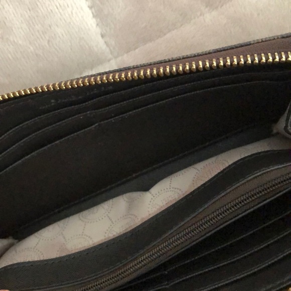 Michael Kors Wallet - Picture 4 of 7